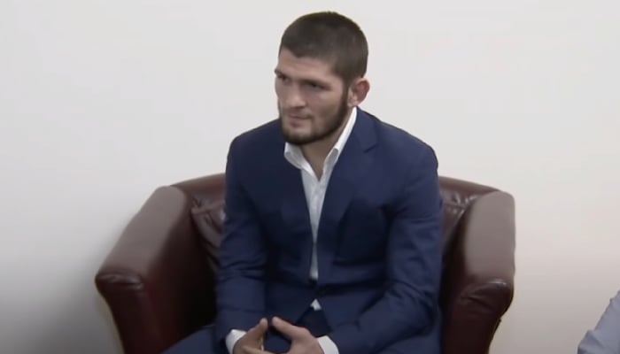 Khabib Nurmagomedov en costume devant Vladimir Poutine