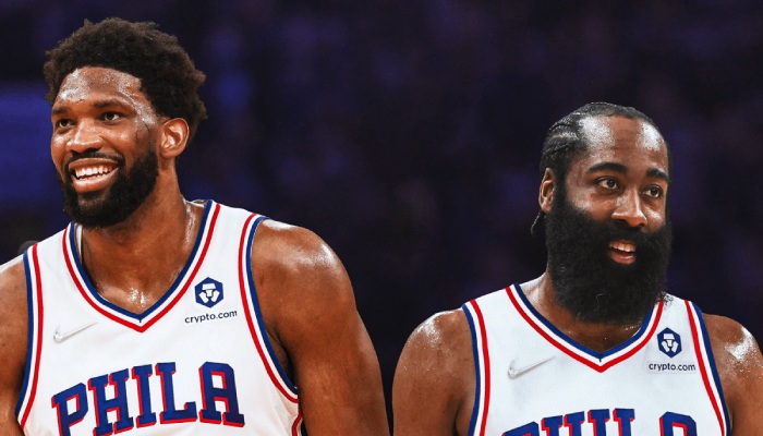 Les superstars NBA Joel Embiid et James Harden sous les couleurs des Philadelphia 76ers