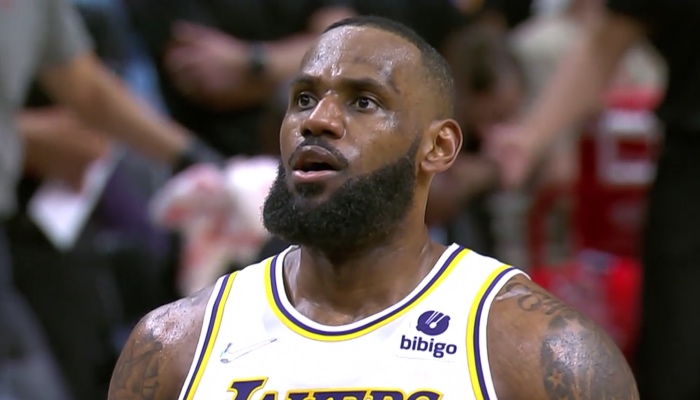 La superstar NBA des Los Angeles Lakers, LeBron James, a fait l'objet d'une proposition de trade violente pour sa franchise