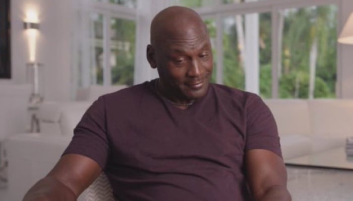 La légende NBA des Chicago Bulls, Michael Jordan, surprise en découvrant des images dans le documentaire The Last Dance