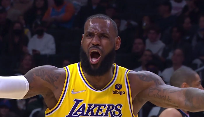 LeBron James en colère après un coup de sifflet de l'arbitre