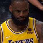 NBA – L’attitude virale de LeBron en plein match contre un arbitre !