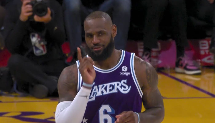 LeBron James vient chatouiller l'unique Wilt Chamberlain !