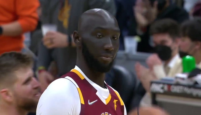 L'ancien pivot NBA des Cleveland Cavaliers, Tacko Fall, s'est fait remarquer ces dernières heures sur le circuit G-League avec une séquence virale