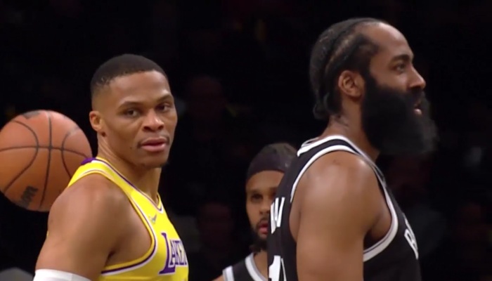 Les superstars NBA Russell Westbrook et James Harden lors du match entre les Los Angeles Lakers et les Brooklyn Nets