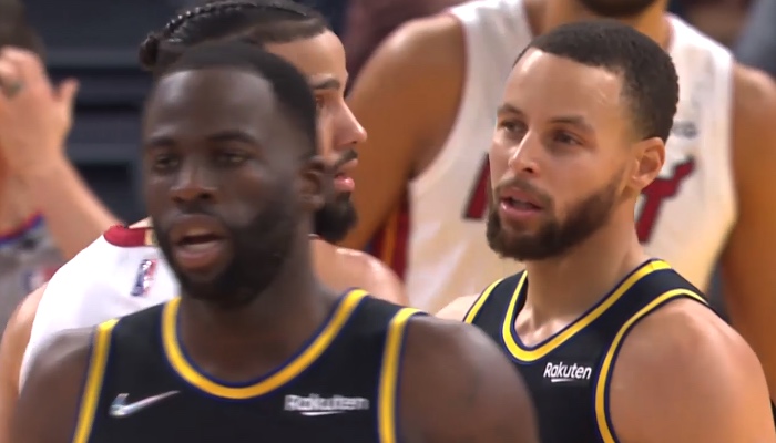 Les superstars NBA des Golden State Warriors, Draymond Green (gauche) et Stephen Curry (droite)