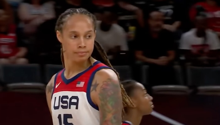 La superstar WNBA Brittney Griner, emprisonnée depuis quelques jours en Russie en plein climat de guerre, apparait dans une photo virale ces dernières heures