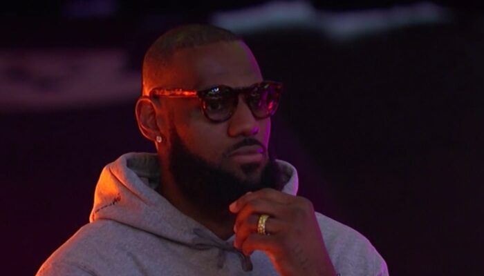 La star NBA LeBron James est pensive