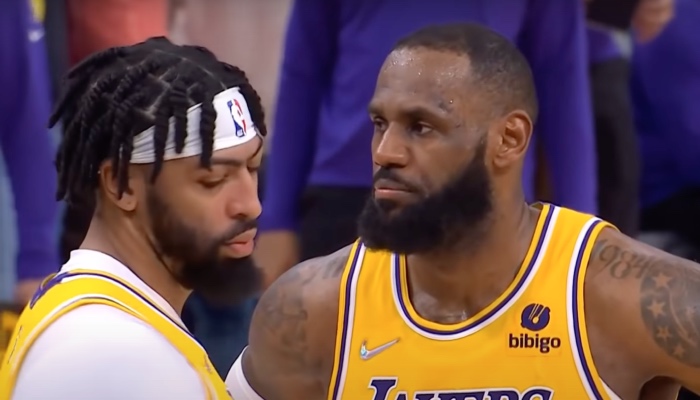 Les superstars NBA des Los Angeles Lakers, Anthony Davis et LeBron James, avec la mine des mauvais jours