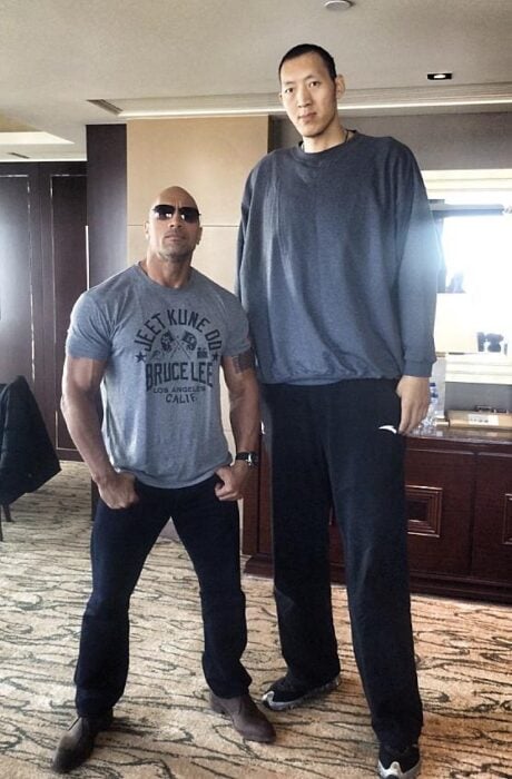 Sportline Suplementos - Se o The Rock tem 130kg, 1,96 de Altura e tem 58cm de braço. Imagina as medidas dos outros dois?