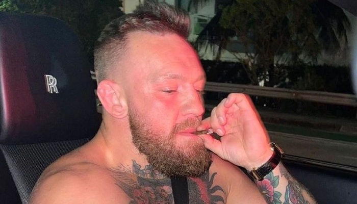 La superstar de l'UFC Conor McGregor, ici en train de fumer à bors d'un de ses véhicules