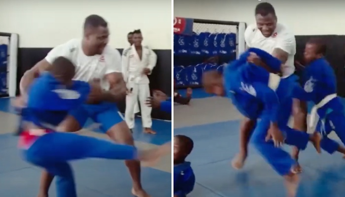 Francis Ngannou qui fait voler les jeunes de sa fondation