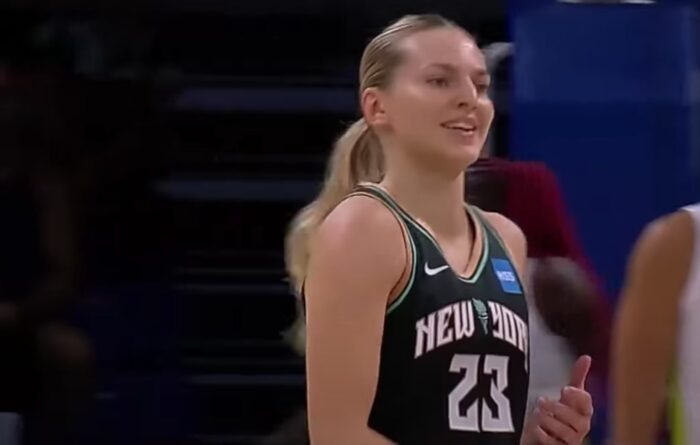 Marine Johannes sous le maillot WNBA du New York Liberty