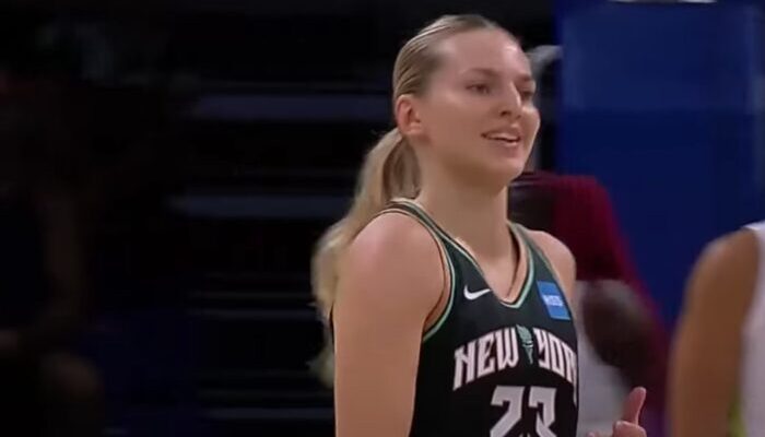 Marine Johannes sous le maillot WNBA du New York Liberty