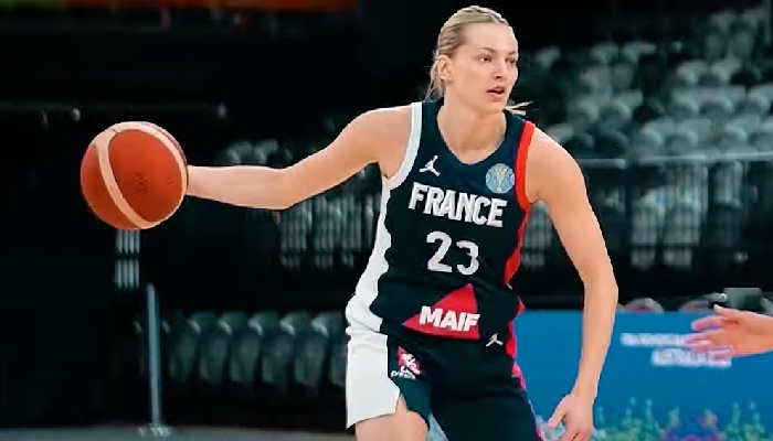 Marine Johannès avec le maillot de l'équipe de France