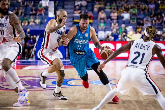 Luka Doncic face à la défense française