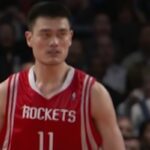 NBA – La photo virale de Yao Ming (2m29) qui choque les fans !