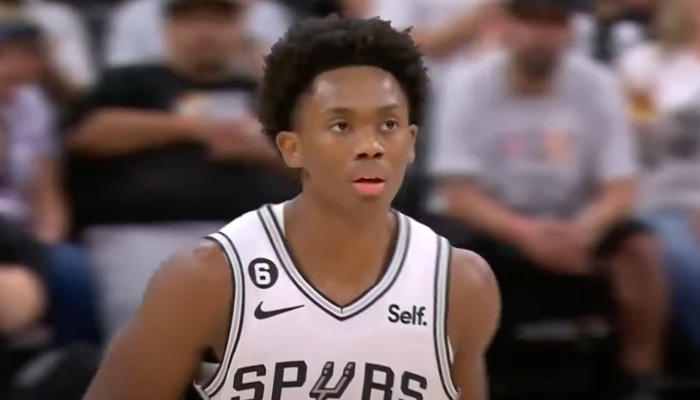 Le jeune arrière NBA Josh Primo, récemment coupé par San Antonio suite à une polémique d'ordre sexuelle, a préparé une défense bancale selon les internautes