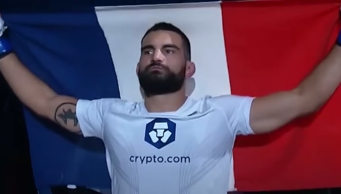 Le combattant UFC français Benoit Saint-Denis avec le drapeau tricolore