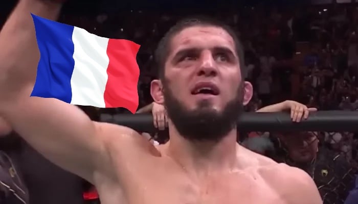 Le combattant et champion de l'UFC Islam Makhachev, ici accompagné du drapeau français