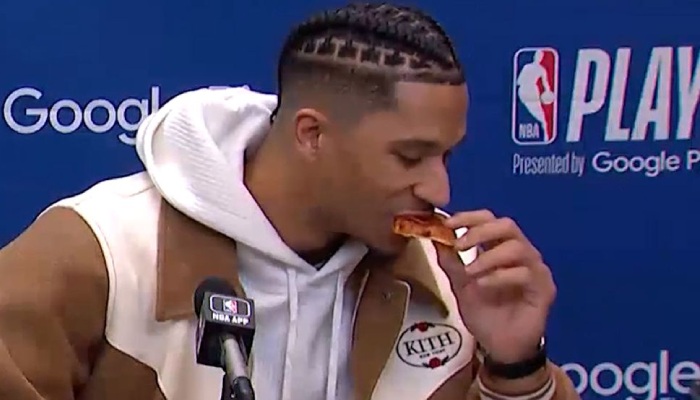 Le joueur des Knicks Josh Hart en train de déguster une pizza