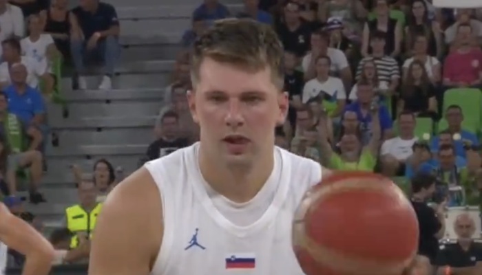 Luka Doncic avec le maillot de la Slovénie avant la Coupe du Monde 2023