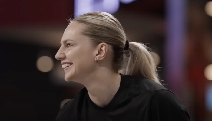 Marine Johannès tout sourire sous le maillot du Liberty de New York en WNBA