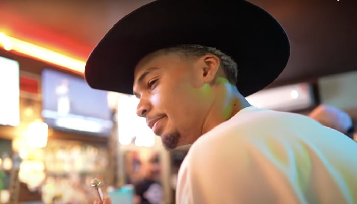 Victor Wembanyama habillé en cowboy dans les rues de San Antonio