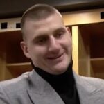 NBA – Après la victoire à Miami, Nikola Jokic encore surpris en boite un verre à la main !