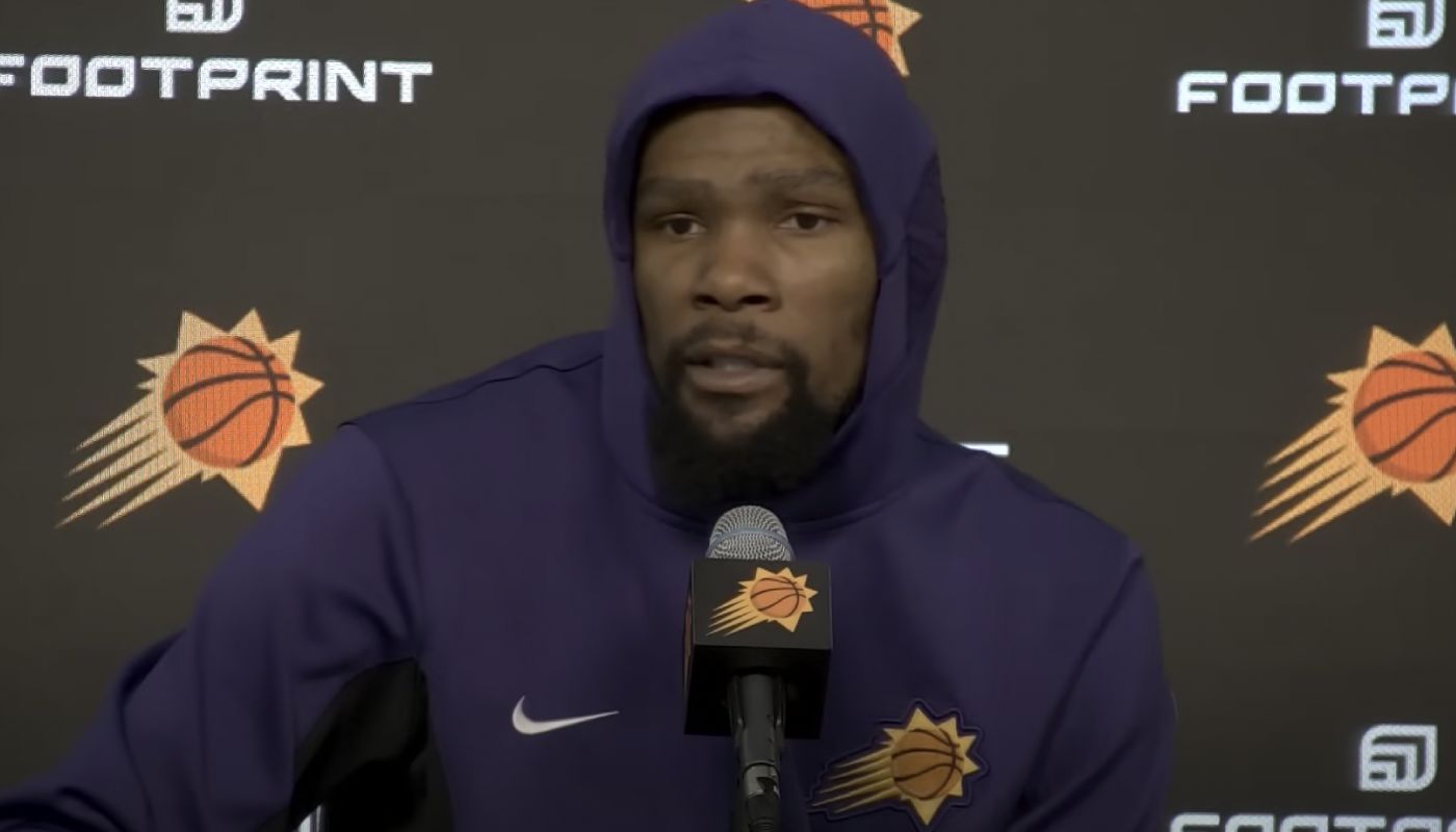Kevin Durant en conférence de presse avec les Suns