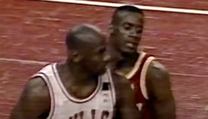 Michael Jordan avec le Bad Boy des Rockets Vernon Maxwell