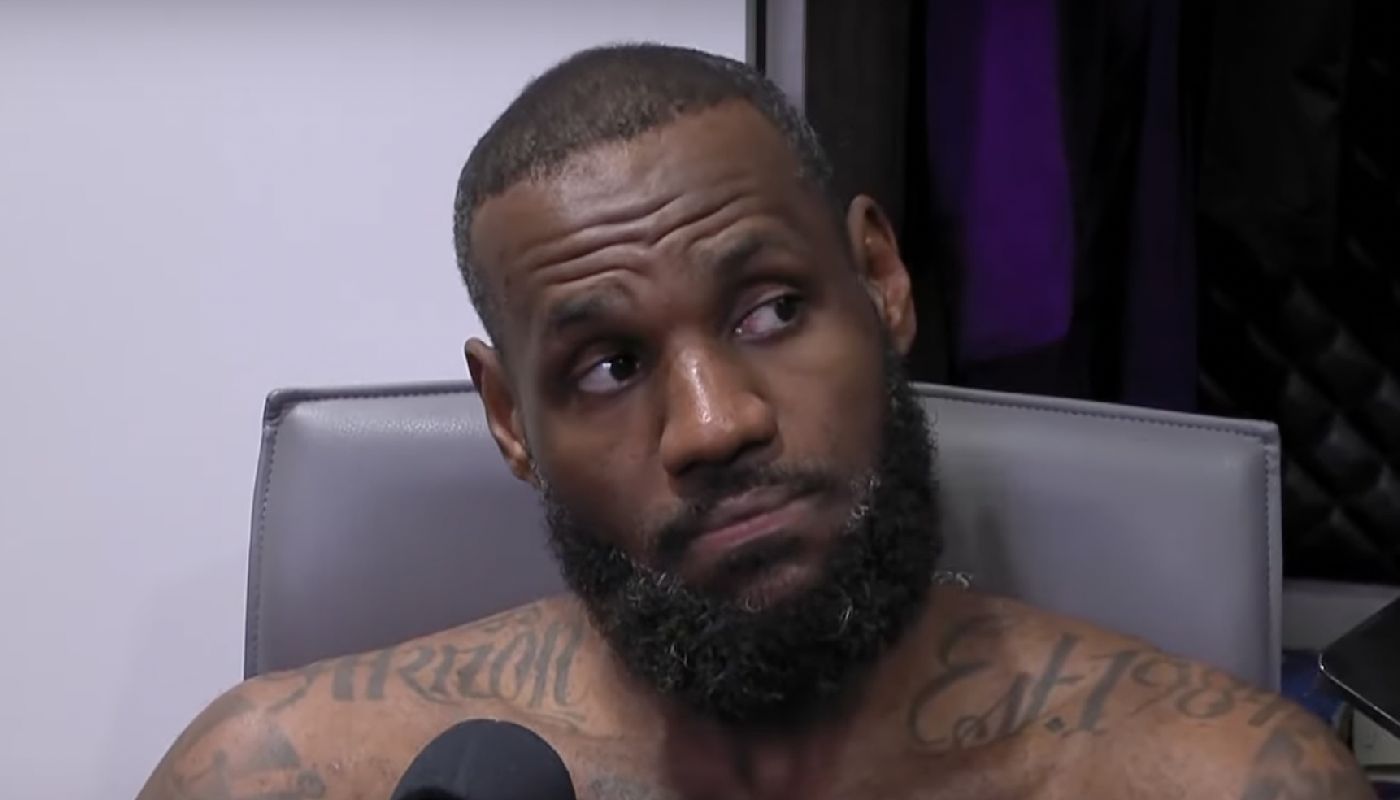 La star NBA LeBron James dans le vestiaire des Lakers
