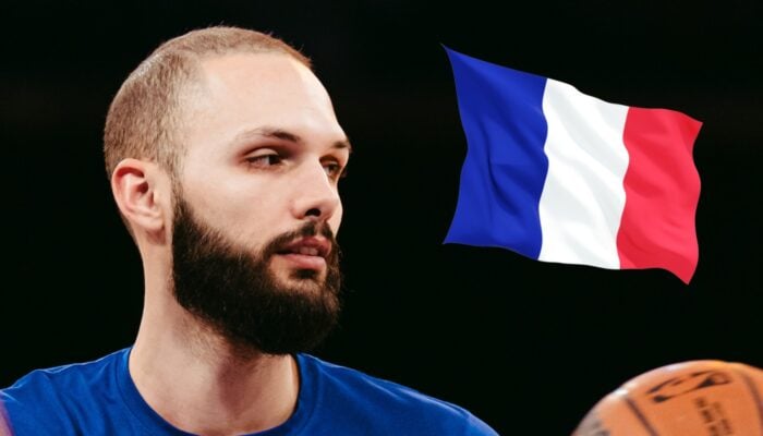 Le joueur NBA français Evan Fournier, accompagné du drapeau tricolore