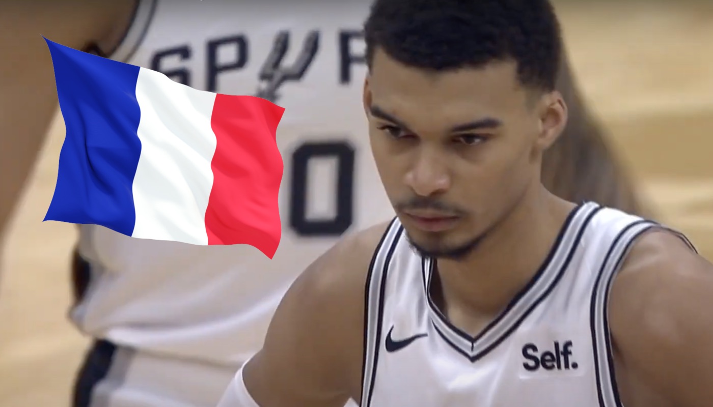 Le jeune joueur NBA français Victor Wembanyama, ici accompagné du drapeau de la France