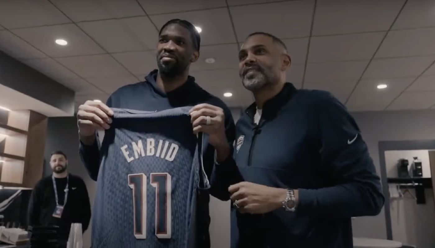 Joel Embiid avec le maillot de Team USA pour les Jeux Olympiques de Paris