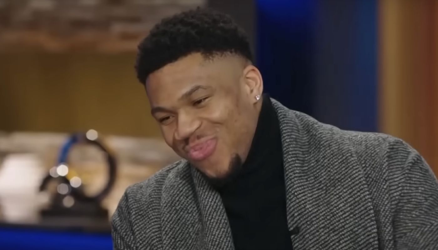 Giannis Antetokounmpo, légende NBA des Milwaukee Bucks, avec le sourire