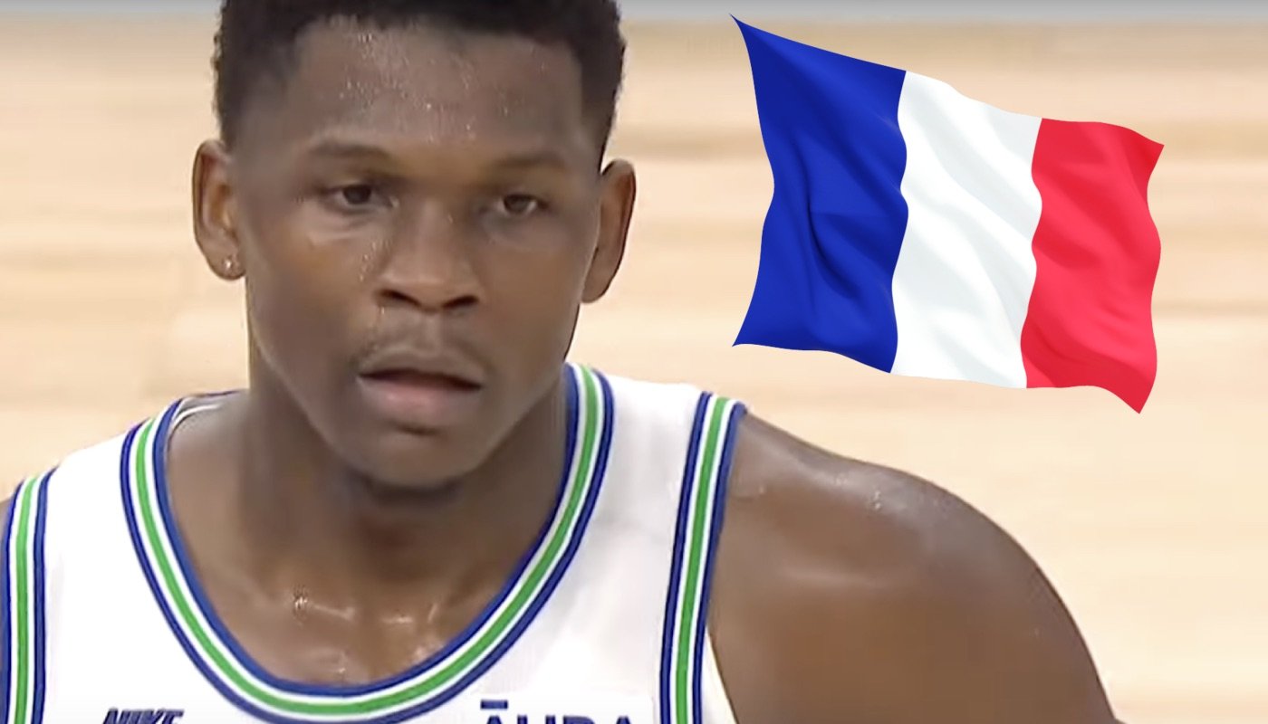 La star NBA des Minnesota Timberwolves, Anthony Edwards, ici accompagnée du drapeau français