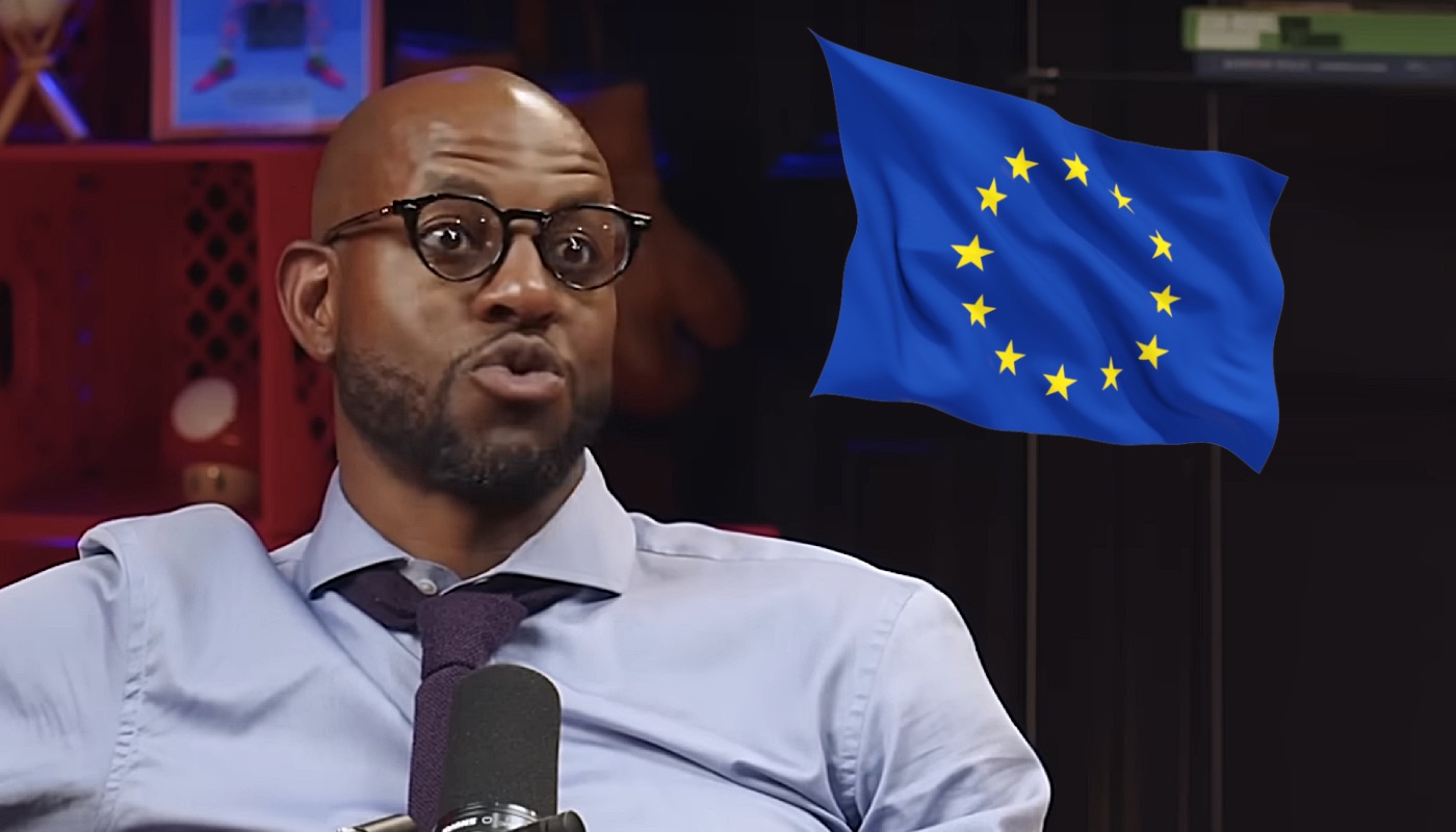 La légende NBA Andre Iguodala, ici accompagnée du drapeau de l'Union Européenne