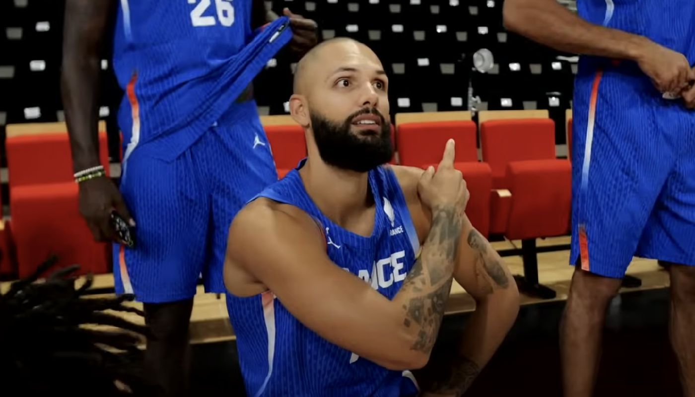 Evan Fournier avec le maillot de l'équipe de France de basket