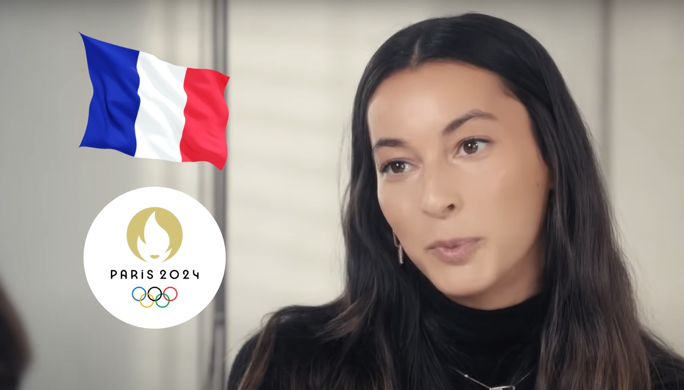 L'escrimeuse Sara Balzer, ici accompagnée du drapeau de la France et du logo des Jeux Olympiques de Paris 2024
