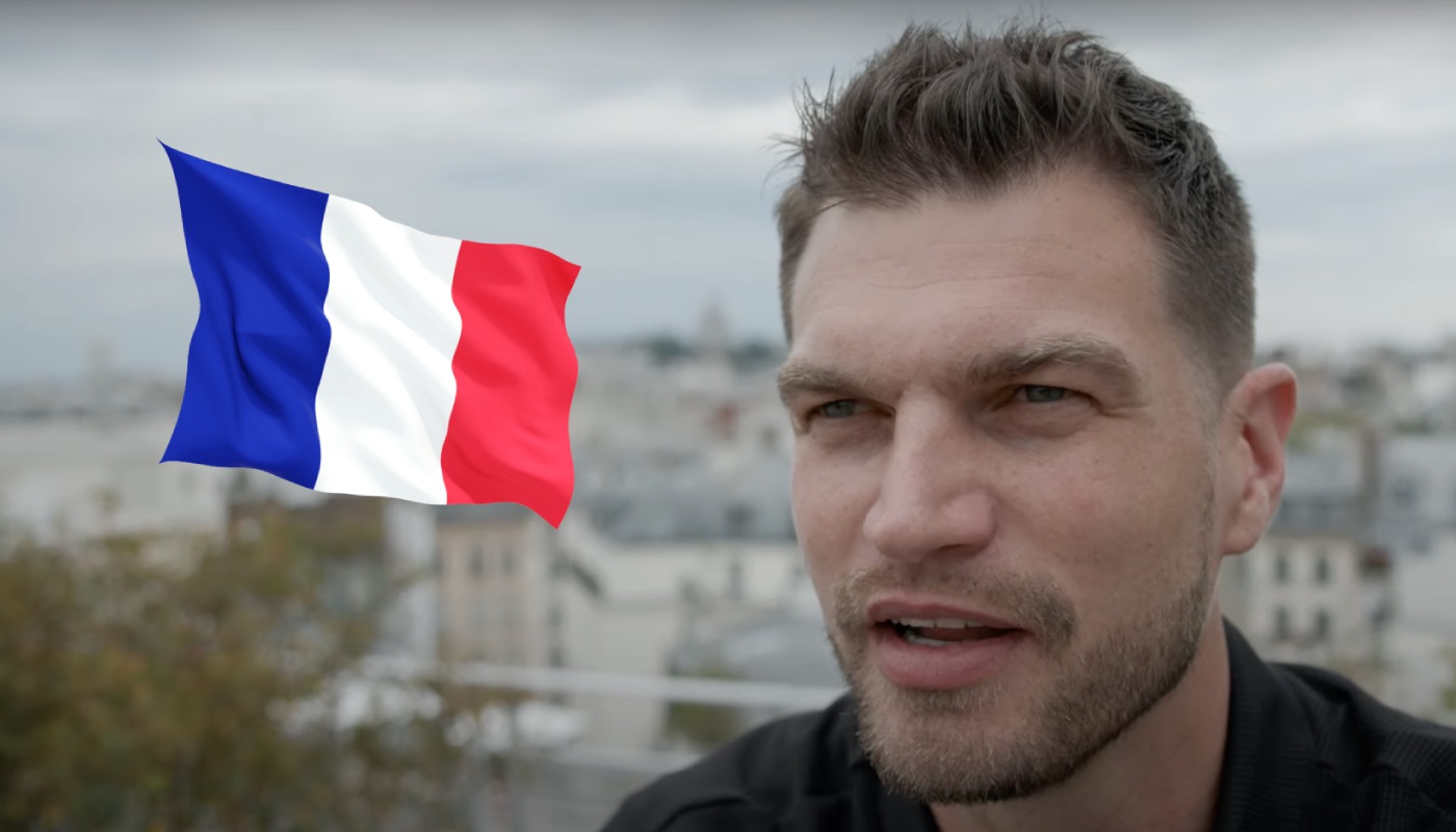 L'entraîneur du Paris Basketball, Tiago Splitter, ici accompagné du drapeau de la France