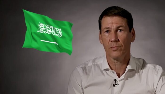 L'entraîneur de football français Rudi Garcia, ici accompagné du drapeau de l'Arabie saoudite