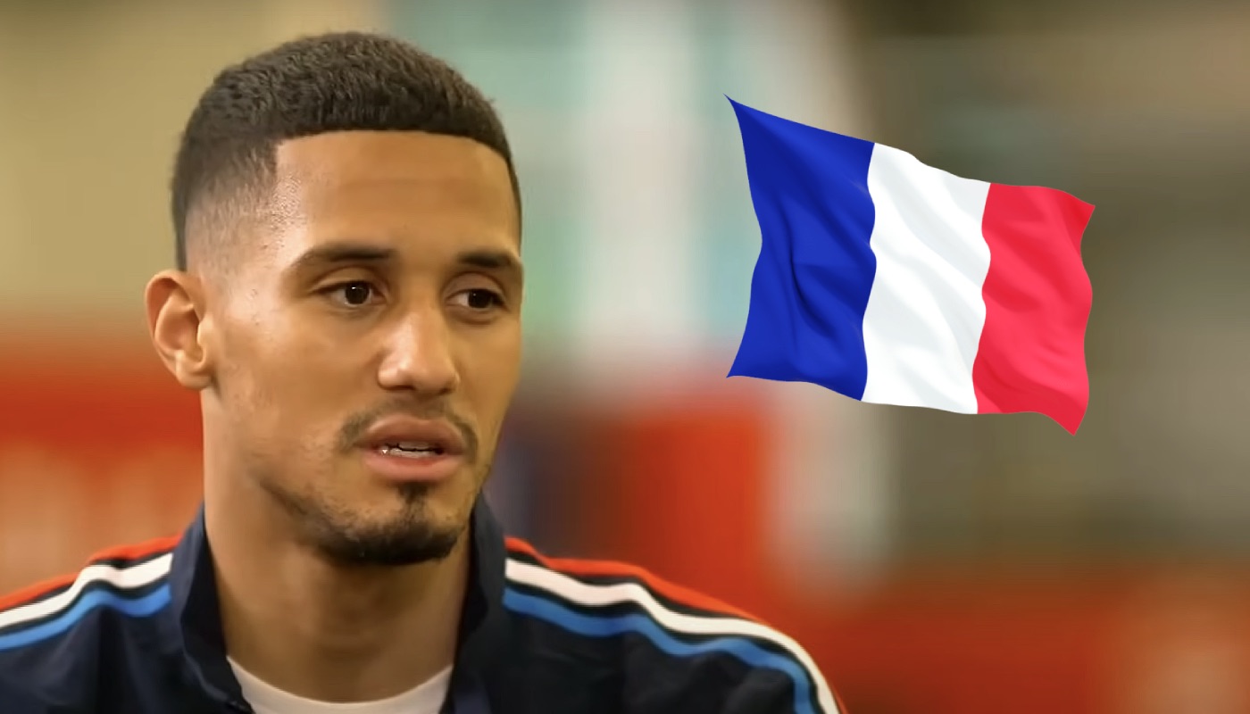 Le footballeur français William Saliba, ici accompagné du drapeau tricolore