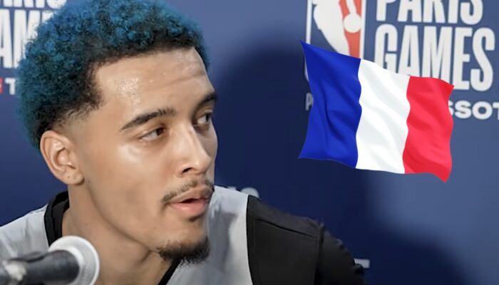 L'ailier NBA des San Antonio Spurs, Jeremy Sochan, ici accompagné du drapeau de la France