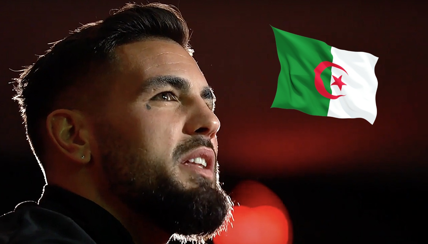 L'attaquant de Montpellier Andy Delort, ici accompagné du drapeau de l'Algérie
