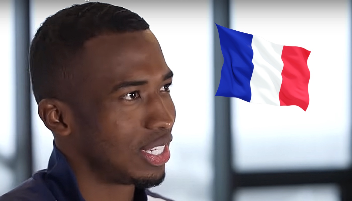 Le défenseur équatorien Willian Pacho, ici accompagné du drapeau de la France