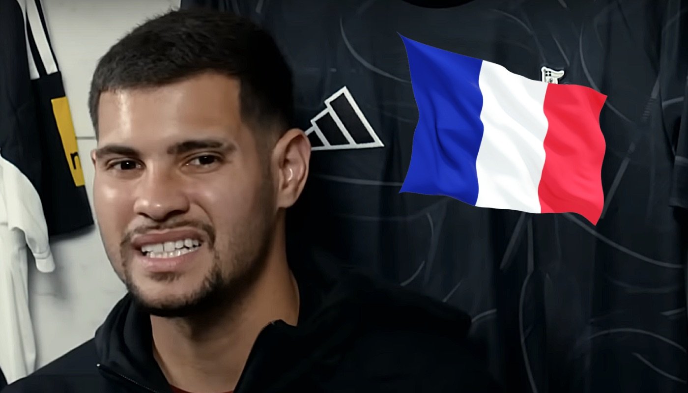 Le footballeur brésilien Bruno Guimaraes, ici accompagné du drapeau de la France