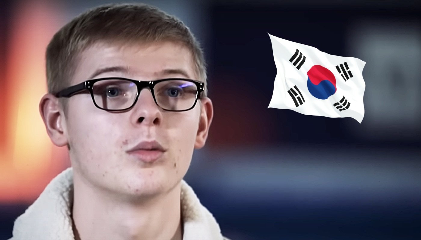 Le pongiste français Félix Lebrun, ici accompagné du drapeau de la Corée du Sud