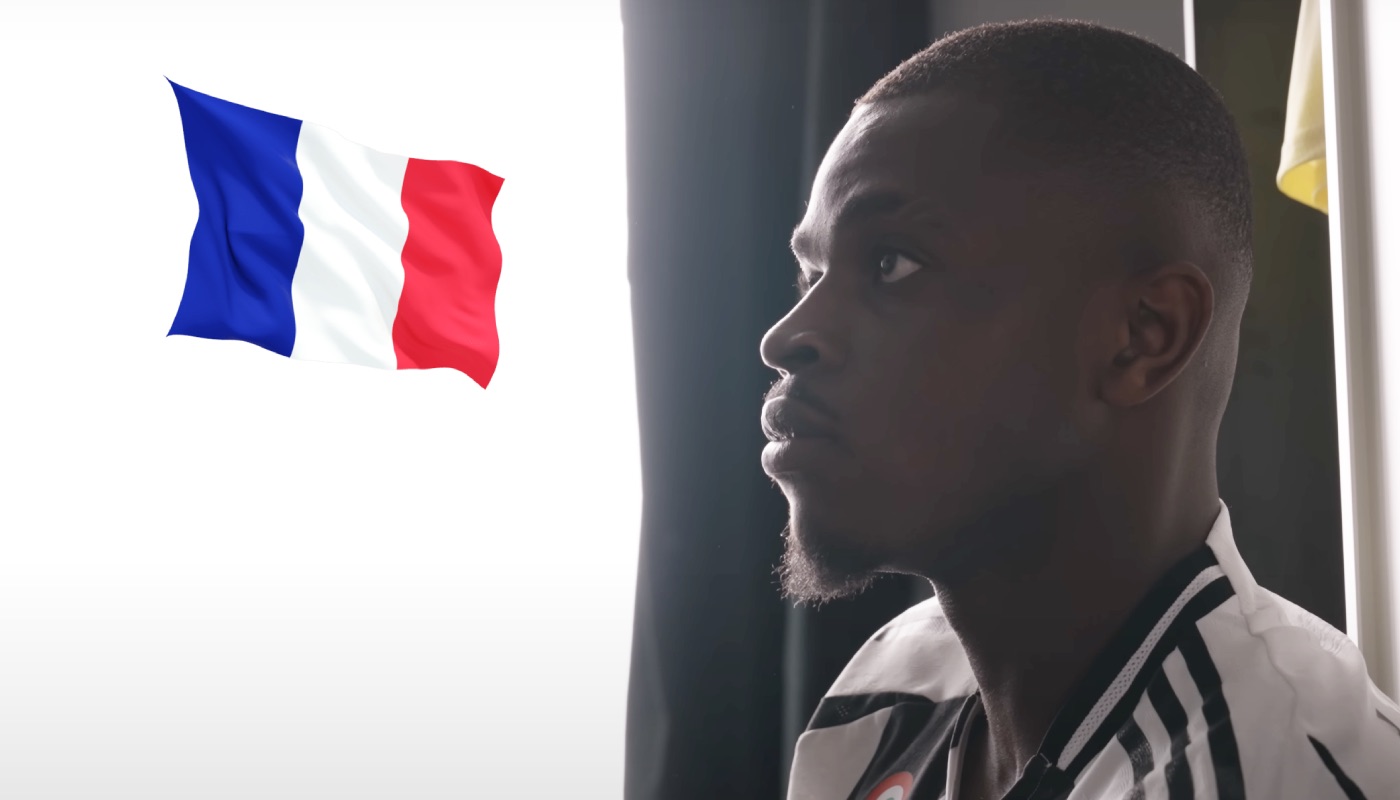 Le défenseur de la Juventus Turin, Pierre Kalulu, accompagné du drapeau de la France