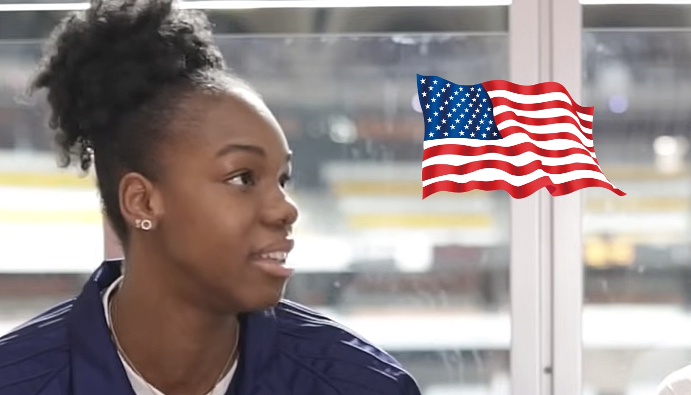 La jeune intérieure WNBA française Dominique Malonga, ici accompagnée du drapeau des États-Unis